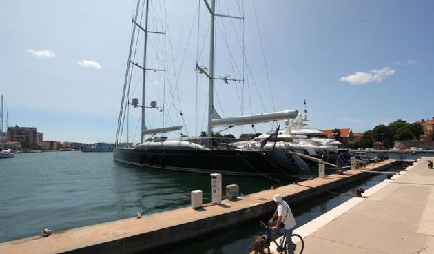 27.06.2013., Zadar – Luksuzna jahta u vlasnistvu medijskog magnata Ruperta Murdocha nalazi se usidrena u zadarskoj marini. Brod je dugacak 68 metara, glavni jarbol je iste visine. Cijena najma ove jahte na tjedan je 295.000 eura, odnosno 2,2 milijuna ku