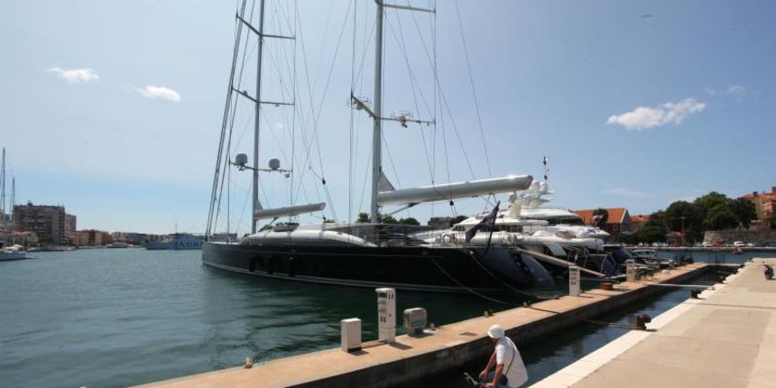 27.06.2013., Zadar – Luksuzna jahta u vlasnistvu medijskog magnata Ruperta Murdocha nalazi se usidrena u zadarskoj marini. Brod je dugacak 68 metara, glavni jarbol je iste visine. Cijena najma ove jahte na tjedan je 295.000 eura, odnosno 2,2 milijuna ku 27.06.2013., Zadar – Luksuzna jahta u vlasnistvu medijskog magnata Ruperta Murdocha nalazi se usidrena u zadarskoj marini. Brod je dugacak 68 metara, glavni jarbol je iste visine. Cijena najma ove jahte na tjedan je 295.000 eura, odnosno 2,2 milijuna ku