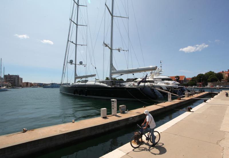 27.06.2013., Zadar – Luksuzna jahta u vlasnistvu medijskog magnata Ruperta Murdocha nalazi se usidrena u zadarskoj marini. Brod je dugacak 68 metara, glavni jarbol je iste visine. Cijena najma ove jahte na tjedan je 295.000 eura, odnosno 2,2 milijuna ku 27.06.2013., Zadar – Luksuzna jahta u vlasnistvu medijskog magnata Ruperta Murdocha nalazi se usidrena u zadarskoj marini. Brod je dugacak 68 metara, glavni jarbol je iste visine. Cijena najma ove jahte na tjedan je 295.000 eura, odnosno 2,2 milijuna ku
