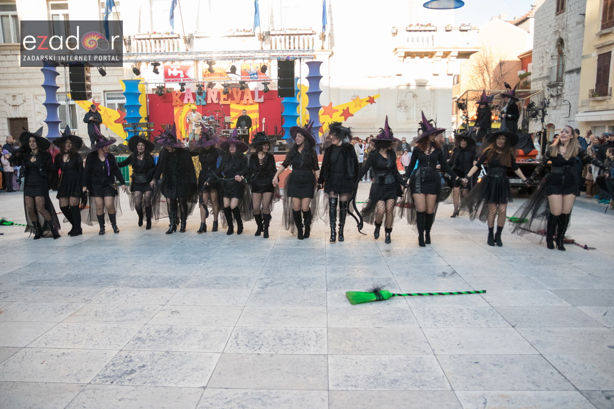Zadarski karneval 2018: Povorka maškaranih skupina od Gradskih vrata preko Foruma do Narodnog trga Zadarski karneval 2018: Povorka maškaranih skupina od Gradskih vrata preko Foruma do Narodnog trga