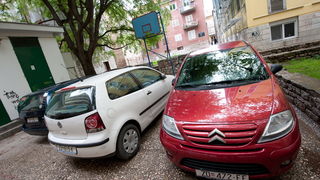 Zadar, 140412
Kosarkaska igralista i na njima postavljeni kosevi po citavom Zadru, koji se dici imenom “Grad kosarke”, su u jako losem stanju i/ili sluze kao parkiraliste.
Na fotografiji: unisten kos u Ulici Zore Dalmatinske na Poluotoku, igraliste se ko Zadar, 140412
Kosarkaska igralista i na njima postavljeni kosevi po citavom Zadru, koji se dici imenom “Grad kosarke”, su u jako losem stanju i/ili sluze kao parkiraliste.
Na fotografiji: unisten kos u Ulici Zore Dalmatinske na Poluotoku, igraliste se ko