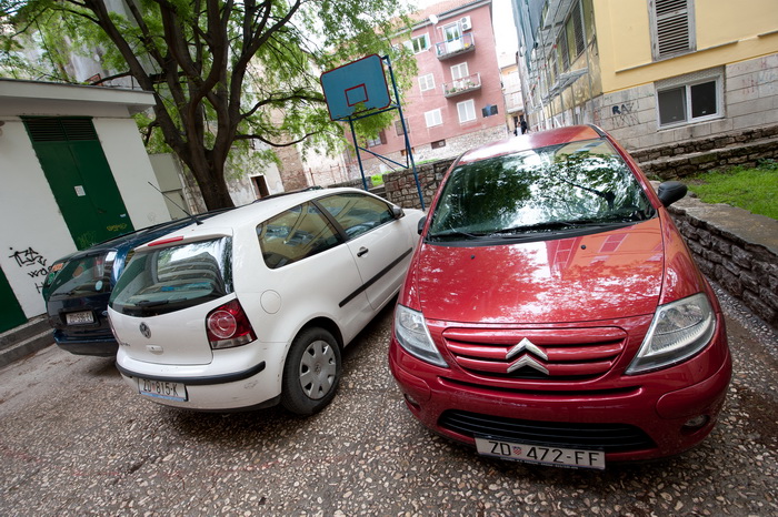Zadar, 140412
Kosarkaska igralista i na njima postavljeni kosevi po citavom Zadru, koji se dici imenom “Grad kosarke”, su u jako losem stanju i/ili sluze kao parkiraliste.
Na fotografiji: unisten kos u Ulici Zore Dalmatinske na Poluotoku, igraliste se ko Zadar, 140412
Kosarkaska igralista i na njima postavljeni kosevi po citavom Zadru, koji se dici imenom “Grad kosarke”, su u jako losem stanju i/ili sluze kao parkiraliste.
Na fotografiji: unisten kos u Ulici Zore Dalmatinske na Poluotoku, igraliste se ko