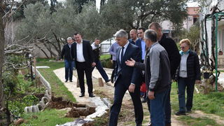 Župan Longin obišao klizišta u Posedarju Župan Longin obišao klizišta u Posedarju