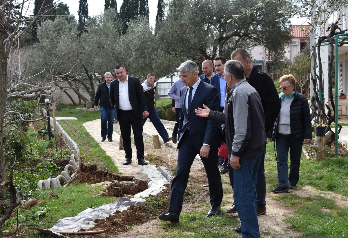 Župan Longin obišao klizišta u Posedarju Župan Longin obišao klizišta u Posedarju