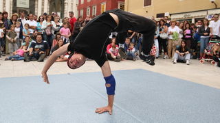 Zadar, 210610.
Povodom Dana borbe protiv ovisnosti zadarski su breakdanceri i hip-hoperi pred brojnim turistima zaplesali na Narodnom trgu.
Foto: Vladimir Ivanov / CROPIX