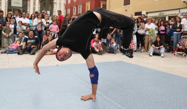 Zadar, 210610.
Povodom Dana borbe protiv ovisnosti zadarski su breakdanceri i hip-hoperi pred brojnim turistima zaplesali na Narodnom trgu.
Foto: Vladimir Ivanov / CROPIX