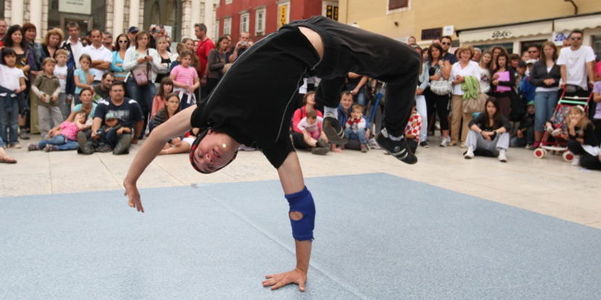 Zadar, 210610.
Povodom Dana borbe protiv ovisnosti zadarski su breakdanceri i hip-hoperi pred brojnim turistima zaplesali na Narodnom trgu.
Foto: Vladimir Ivanov / CROPIX