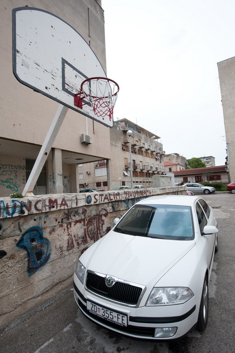 Zadar, 140412
Kosarkaska igralista i na njima postavljeni kosevi po citavom Zadru, koji se dici imenom “Grad kosarke”, su u jako losem stanju i/ili sluze kao parkiraliste.
Na fotografiji: igraliste u ulici Frane Alfirevica u zadarskom kvartu “Bridge” tak Zadar, 140412
Kosarkaska igralista i na njima postavljeni kosevi po citavom Zadru, koji se dici imenom “Grad kosarke”, su u jako losem stanju i/ili sluze kao parkiraliste.
Na fotografiji: igraliste u ulici Frane Alfirevica u zadarskom kvartu “Bridge” tak