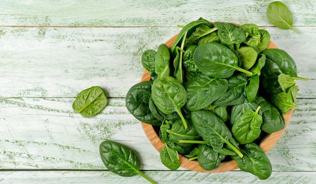 Špinat je bomba nutrijenata. Sadrži magnezij koji opušta mišića i pojačava dotok krvi u spolne organe. Kod muškaraca djeluje posebno jako jer povećava razine testosterona. Špinat unesite na bezbroj načina od kašice do salate- uvijek će imati savršen učina