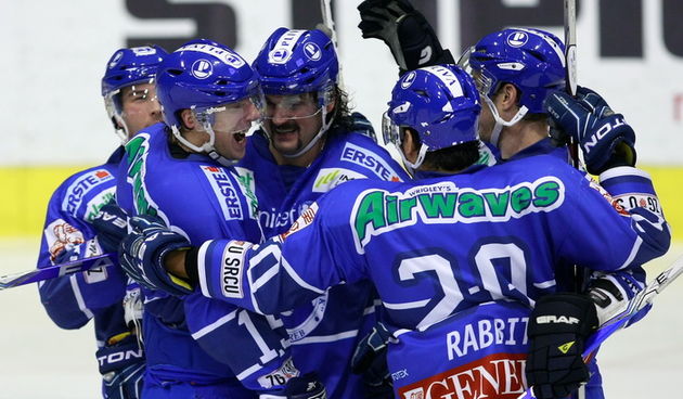 Zagreb, 051210. Dom sportova, Trg Kresimira Cosica. Utakmica EBEL lige, KHL Medvescak Zagreb – HK Acroni Jesenice. Na fotografiji: Slavlje Medvescaka. Foto: Ronald Gorsic / CROPIX