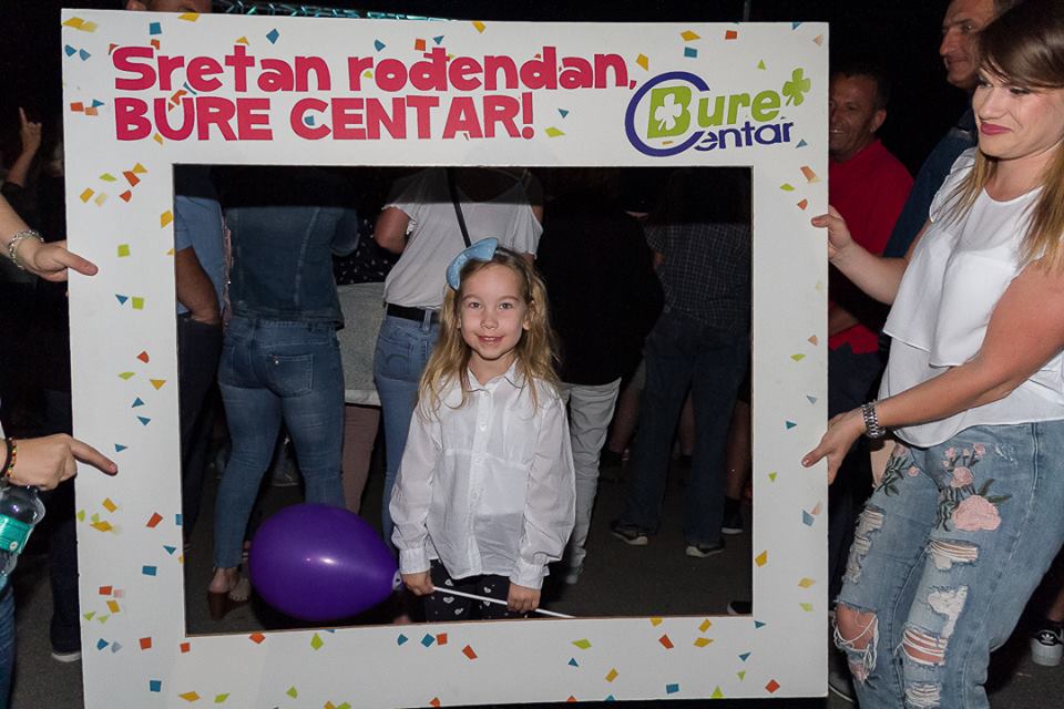 Tomislav Bralić i klapa Intrade na rođendanskoj proslavi Bure centra Tomislav Bralić i klapa Intrade na rođendanskoj proslavi Bure centra