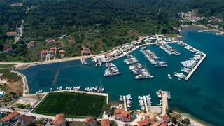 Nogometno igralište uz more u Sutomišćici jedno je od najljepših na svijetu