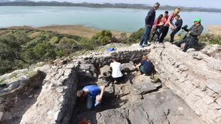 Park prirode Vransko jezero: Predstavljena pronađena utvrda iz 15. stoljeća s naoružanjem na brdu Osridak-Gradina. Foto: Hrvoje Jelavić/PIXSELL Park prirode Vransko jezero: Predstavljena pronađena utvrda iz 15. stoljeća s naoružanjem na brdu Osridak-Gradina. Foto: Hrvoje Jelavić/PIXSELL
