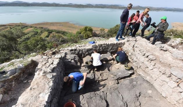 Park prirode Vransko jezero: Predstavljena pronađena utvrda iz 15. stoljeća s naoružanjem na brdu Osridak-Gradina. Foto: Hrvoje Jelavić/PIXSELL