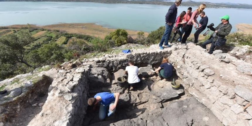 Park prirode Vransko jezero: Predstavljena pronađena utvrda iz 15. stoljeća s naoružanjem na brdu Osridak-Gradina. Foto: Hrvoje Jelavić/PIXSELL
