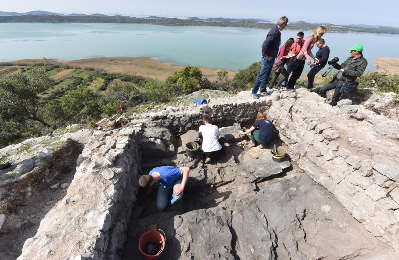 Park prirode Vransko jezero: Predstavljena pronađena utvrda iz 15. stoljeća s naoružanjem na brdu Osridak-Gradina. Foto: Hrvoje Jelavić/PIXSELL Park prirode Vransko jezero: Predstavljena pronađena utvrda iz 15. stoljeća s naoružanjem na brdu Osridak-Gradina. Foto: Hrvoje Jelavić/PIXSELL