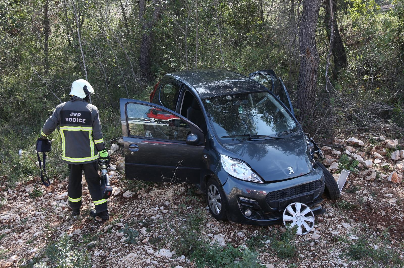 Dvoje ozlijeđenih u sudaru dva automobila na vodičkoj obilaznici, intervenirali i vatrogasci Dvoje ozlijeđenih u sudaru dva automobila na vodičkoj obilaznici, intervenirali i vatrogasci