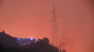 Tučepi: Požar se širi, zahvatio ranč i kuće, vatrogasci u akciji