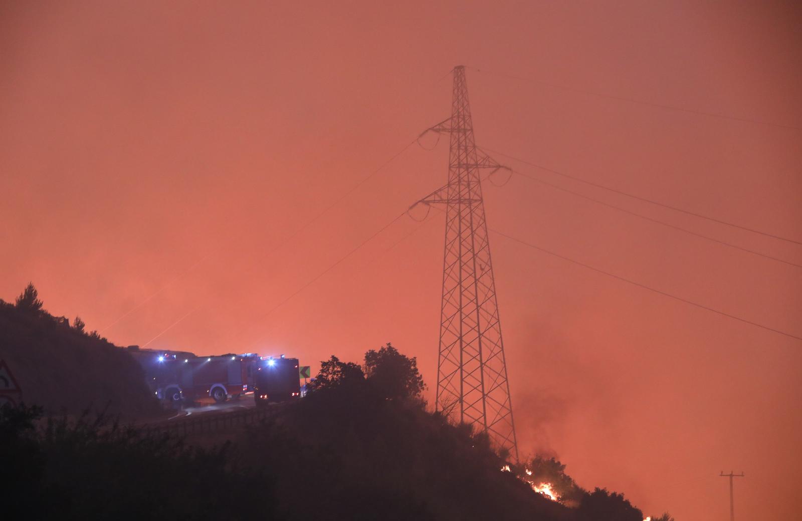 Tučepi: Požar se širi, zahvatio ranč i kuće, vatrogasci u akciji