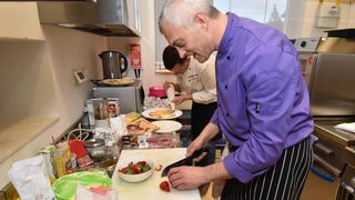 Zadar – Na prezentaciji u Impact centru Kuhar Renato Kraljev pripremao je zajedno s ucenicima tri slana i tri slatka jela s jagodama. Projektom se zeli povecati interes za uzgoj i konzumaciju jagoda u Zadarskoj zupaniji. Photo: Dino Stanin/PIXSELL Autor