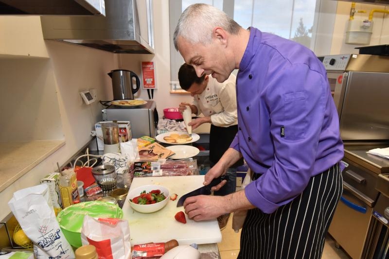 Zadar – Na prezentaciji u Impact centru Kuhar Renato Kraljev pripremao je zajedno s ucenicima tri slana i tri slatka jela s jagodama. Projektom se zeli povecati interes za uzgoj i konzumaciju jagoda u Zadarskoj zupaniji. Photo: Dino Stanin/PIXSELL Autor