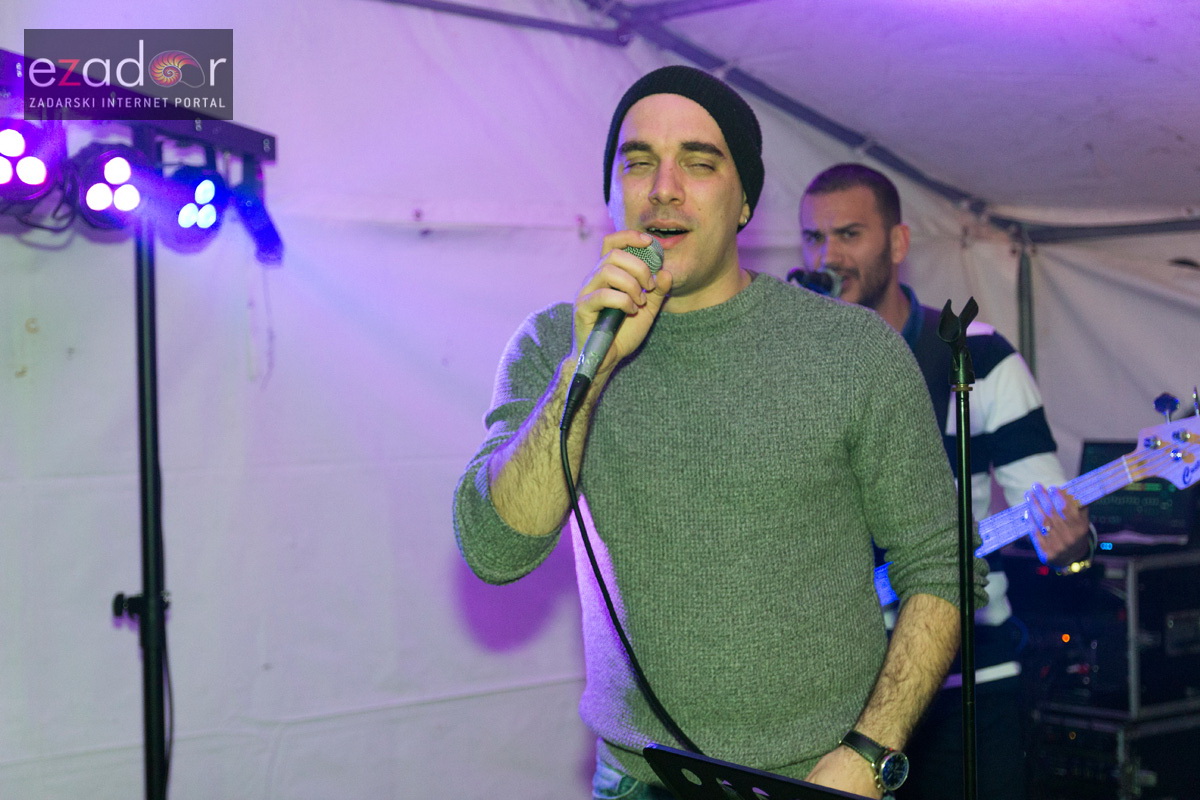 Humanitarni koncert “ZaDar Anđeli” održan je pod šatorom u u dvorištu Gimnazije Jurja Barakovića u Perivoju Vladimira Nazora