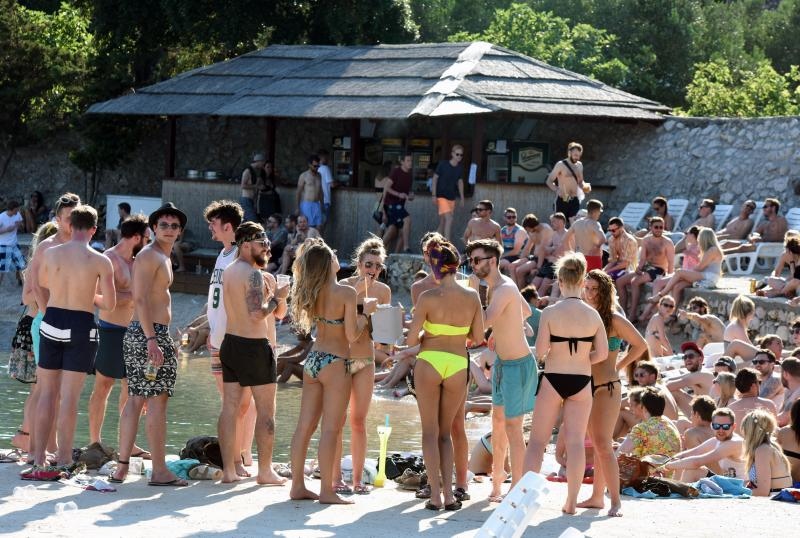 Tisno: Početak Garden Festivala napunio plaže turistima iz cijele Europe, Photo: Hrvoje Jelavic/PIXSELL Tisno: Početak Garden Festivala napunio plaže turistima iz cijele Europe, Photo: Hrvoje Jelavic/PIXSELL