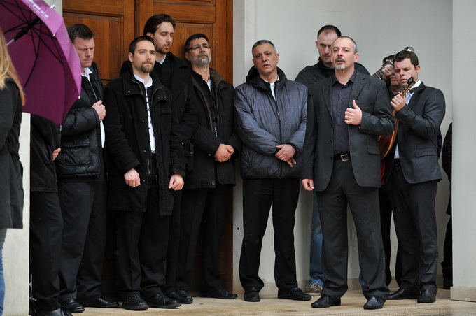 Zadar, 300313.
Sprovod djevojcice Nore Situm koja je prosli tjedan preminula u bolnici u Philadelphiji nakon duge i teske bolesti, odrzao se danas na gradskom groblju u Zadru. Na sprovodu je bilo nekoliko stotina ljudi, obitelji i prijatelja.
Na fotografi Zadar, 300313.
Sprovod djevojcice Nore Situm koja je prosli tjedan preminula u bolnici u Philadelphiji nakon duge i teske bolesti, odrzao se danas na gradskom groblju u Zadru. Na sprovodu je bilo nekoliko stotina ljudi, obitelji i prijatelja.
Na fotografi