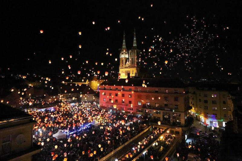 Na tržnici Dolac održan je peti performans Kapulica & Lampioni.  Foto: PIXSELL