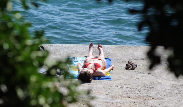 Zadar, 140610.
Suncanje i kupanje na zadarskim plazama.
Foto: Andrija Lucic / Cropix