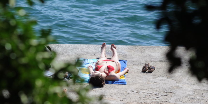 Zadar, 140610.
Suncanje i kupanje na zadarskim plazama.
Foto: Andrija Lucic / Cropix