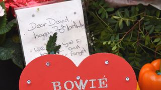 London: Građani ostavljaju poruke i cvijeće za Davida Bowiea London: Građani ostavljaju poruke i cvijeće za Davida Bowiea