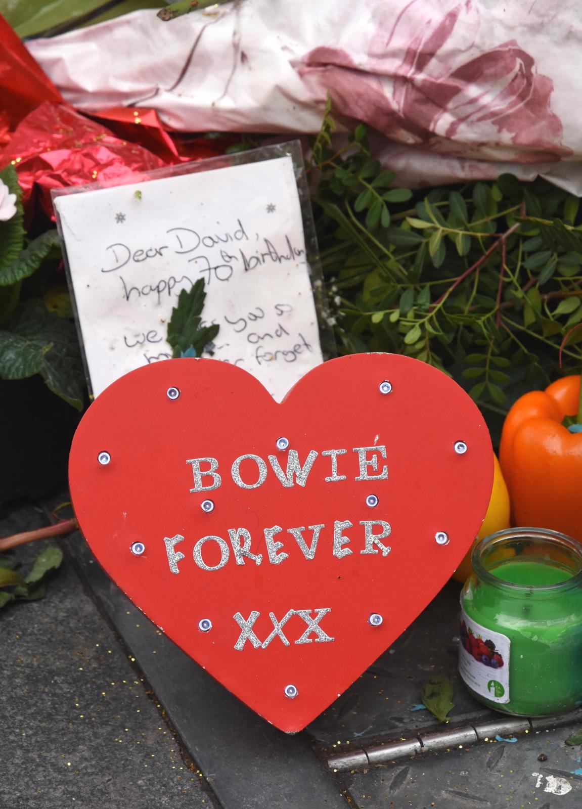 London: Građani ostavljaju poruke i cvijeće za Davida Bowiea London: Građani ostavljaju poruke i cvijeće za Davida Bowiea