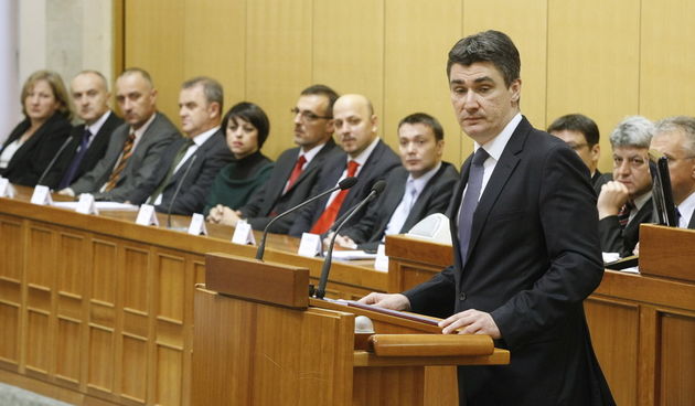 Zagreb, 231211.
Hrvatski Sabor u nastavku izvanredne sjednice glasuje o povjerenju novoj Vladi Zorana Milanovica. 
Na slici: govor buduceg premijera Zorana Milanovica.
Foto: Goran Mehkek / CROPIX