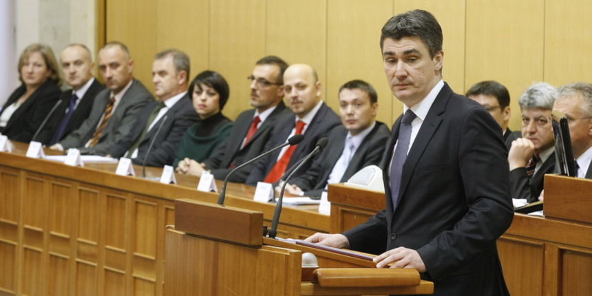 Zagreb, 231211.
Hrvatski Sabor u nastavku izvanredne sjednice glasuje o povjerenju novoj Vladi Zorana Milanovica. 
Na slici: govor buduceg premijera Zorana Milanovica.
Foto: Goran Mehkek / CROPIX