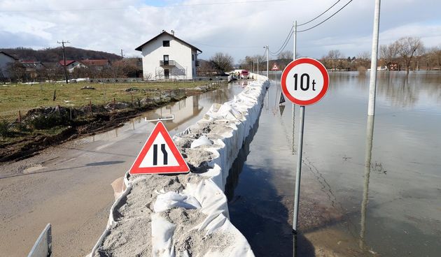 Vodostaji Kupe i Korane i dalje rastu, vojska intenzivno slaže zečji nasip