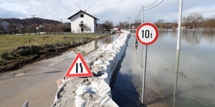 Vodostaji Kupe i Korane i dalje rastu, vojska intenzivno slaže zečji nasip