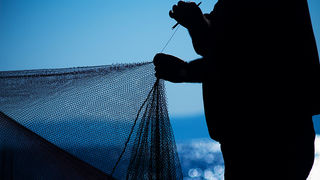 Ribar krpa mrižu svoju (foto:Saša Čuka) Ribar krpa mrižu svoju (foto:Saša Čuka)