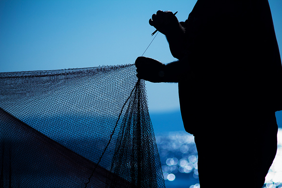 Ribar krpa mrižu svoju (foto:Saša Čuka) Ribar krpa mrižu svoju (foto:Saša Čuka)