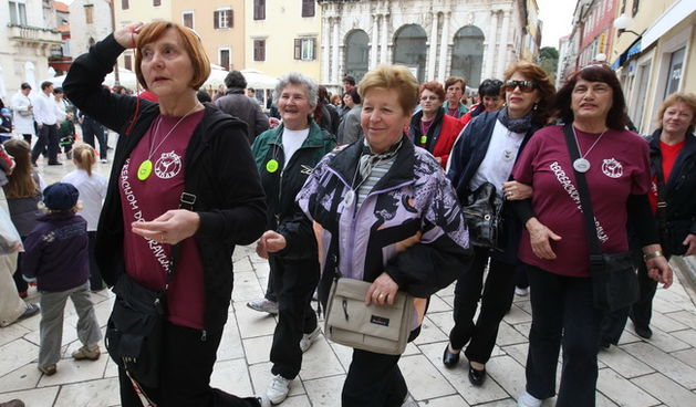 Zadar, 110410.
Povodom Svjetskog dana zdravlja i u sklopu Zupanijskih dana, Zadarska zupanija i udruge Relax i Loptica organizirali su brzo kretanje i nordijsko hodanje za odrasle i orijetacijsko kretanje za djecu.
Na fotografiji: start na Narodnom trgu.