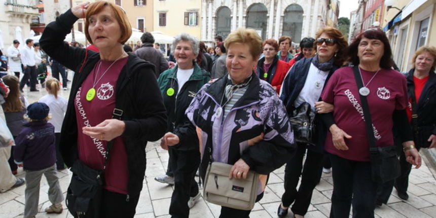 Zadar, 110410.
Povodom Svjetskog dana zdravlja i u sklopu Zupanijskih dana, Zadarska zupanija i udruge Relax i Loptica organizirali su brzo kretanje i nordijsko hodanje za odrasle i orijetacijsko kretanje za djecu.
Na fotografiji: start na Narodnom trgu. Zadar, 110410.
Povodom Svjetskog dana zdravlja i u sklopu Zupanijskih dana, Zadarska zupanija i udruge Relax i Loptica organizirali su brzo kretanje i nordijsko hodanje za odrasle i orijetacijsko kretanje za djecu.
Na fotografiji: start na Narodnom trgu.