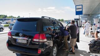 Slavna glumica Monica Bellucci sletjela je u Zracnu luku Dubrovnik letom Easy Jeta iz Pariza. Photo: Grgo Jelavic/PIXSELL Slavna glumica Monica Bellucci sletjela je u Zracnu luku Dubrovnik letom Easy Jeta iz Pariza. Photo: Grgo Jelavic/PIXSELL
