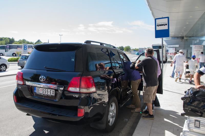 Slavna glumica Monica Bellucci sletjela je u Zracnu luku Dubrovnik letom Easy Jeta iz Pariza. Photo: Grgo Jelavic/PIXSELL Slavna glumica Monica Bellucci sletjela je u Zracnu luku Dubrovnik letom Easy Jeta iz Pariza. Photo: Grgo Jelavic/PIXSELL