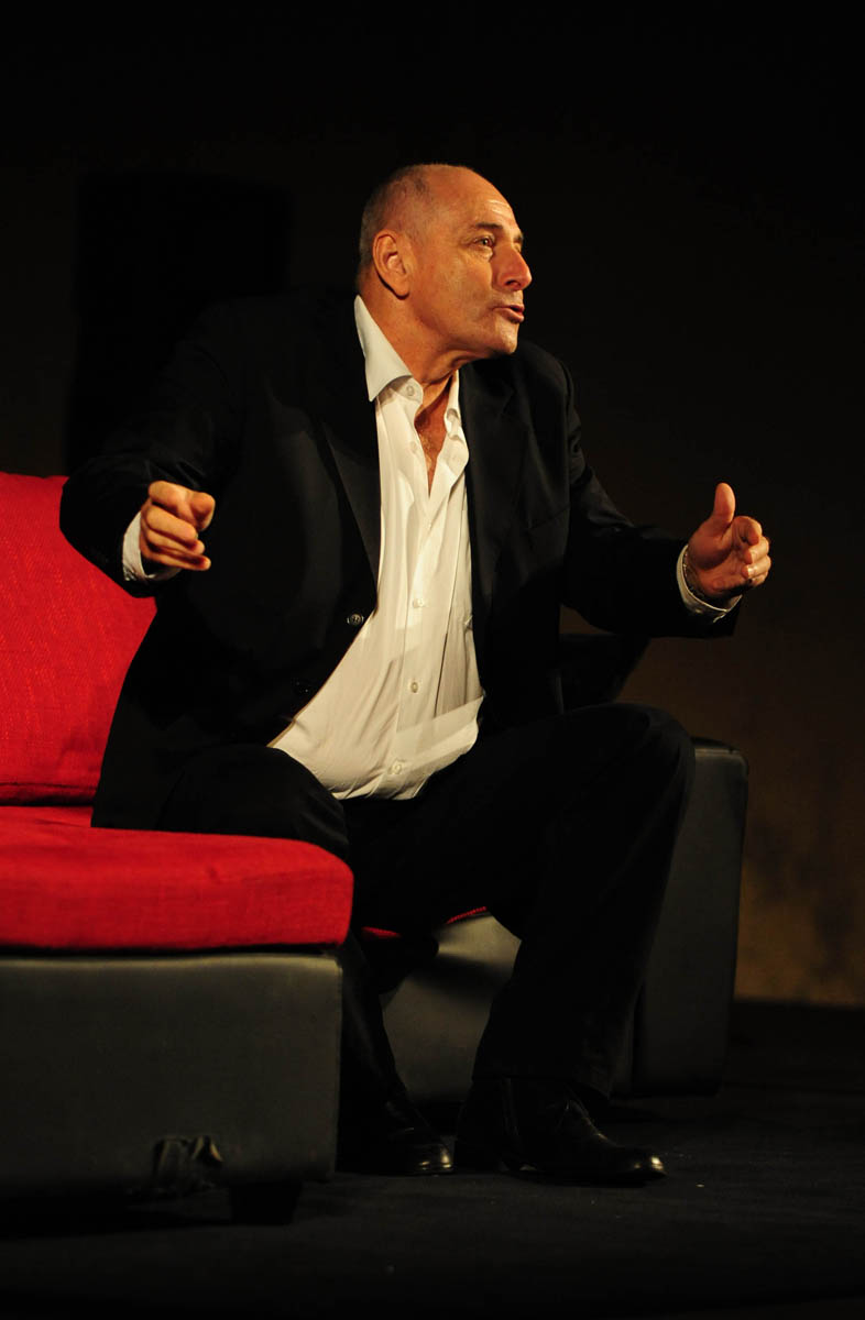 Zadar, 15.07.2013. snimio: Nenad Marčev 
TEATAR RUGANTINO, Zagreb 
Jordan Cvetanović: TERAPIJA 
redateljica: Maja Šimić 
igraju: Gordana Gadžić, 
Siniša Popović, Luka Dragić 
Dvorište Providurove palače