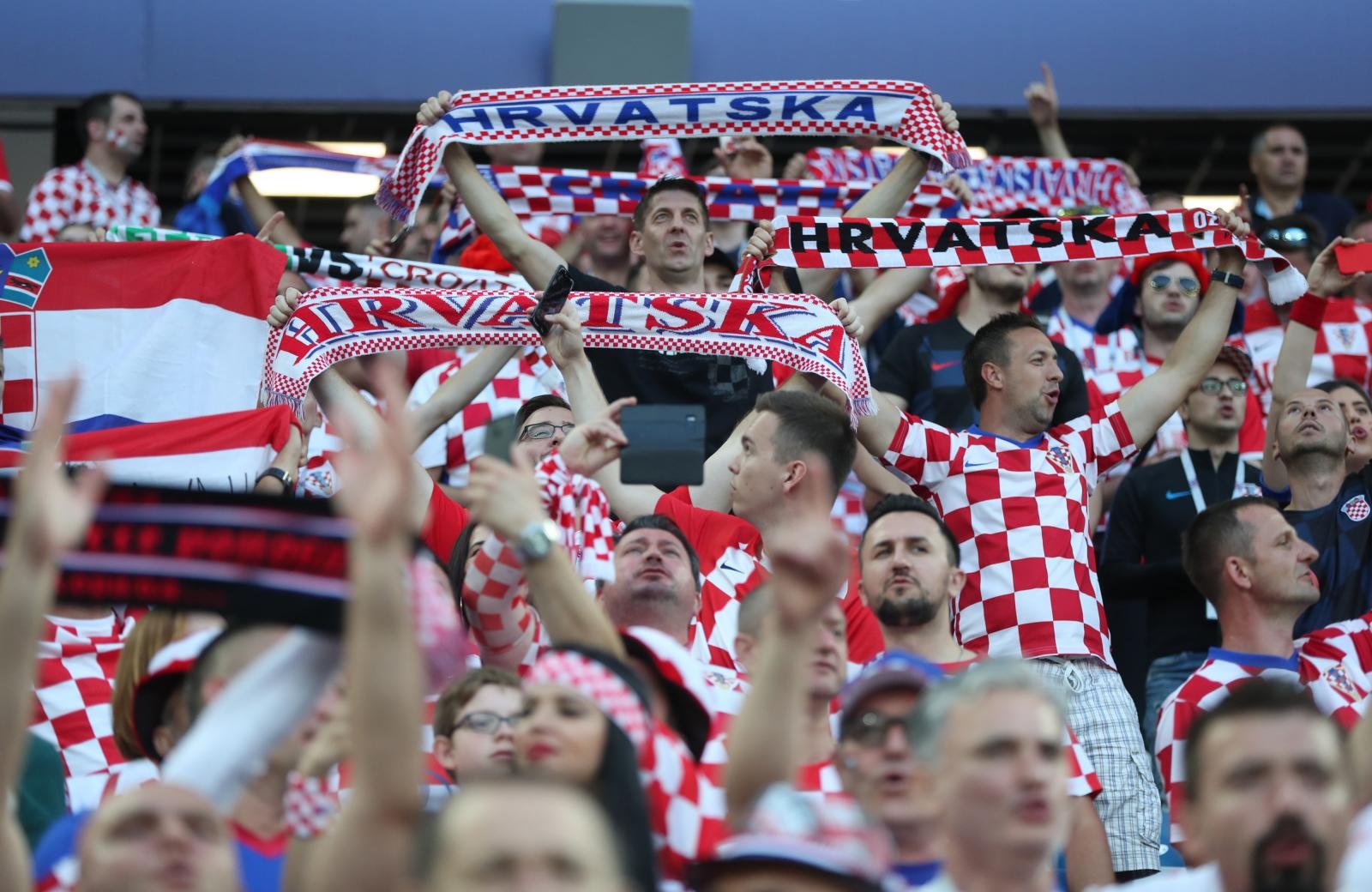 Veseli hrvatski navijači u kockicama ispunili Baltik Arenu u Kalinjingradu Veseli hrvatski navijači u kockicama ispunili Baltik Arenu u Kalinjingradu