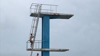 3, 2, 1: Trojica mladih Zadrana na Božić skočila sa skakaonice na bazenu 3, 2, 1: Trojica mladih Zadrana na Božić skočila sa skakaonice na bazenu