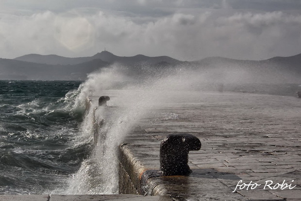 Olujno jugo na zadarskoj rivi 5. studenog 2014. Foto: Roberto Lerga Olujno jugo na zadarskoj rivi 5. studenog 2014. Foto: Roberto Lerga