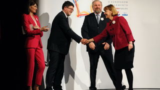 Zadar, 050413.
Veceras je u HNK Zadar odrzano predstavljanje liste koalicije SDP-HNS-HSU za Europski parlament. Na predstavljanju su govorili predsjednik SDP-a Zoran Milanovic, predsjednica HNS-a Vesna Pusic, predsjednik HSU-a Silvano Hrelja, te prvi na l Zadar, 050413.
Veceras je u HNK Zadar odrzano predstavljanje liste koalicije SDP-HNS-HSU za Europski parlament. Na predstavljanju su govorili predsjednik SDP-a Zoran Milanovic, predsjednica HNS-a Vesna Pusic, predsjednik HSU-a Silvano Hrelja, te prvi na l