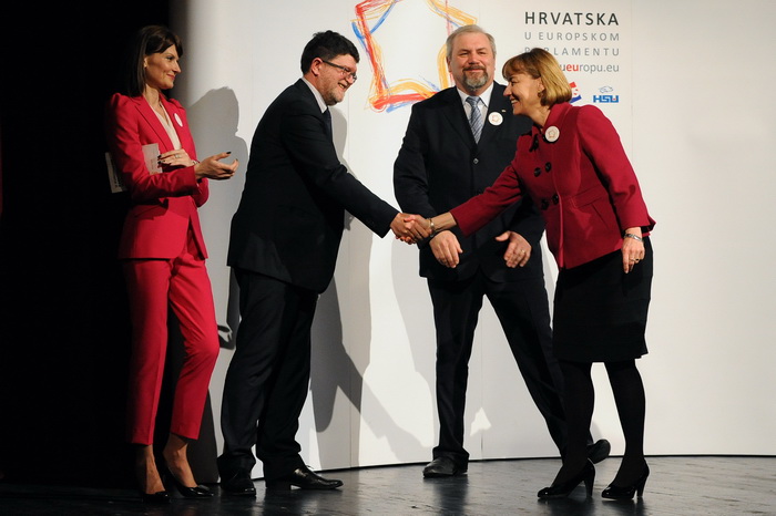 Zadar, 050413.
Veceras je u HNK Zadar odrzano predstavljanje liste koalicije SDP-HNS-HSU za Europski parlament. Na predstavljanju su govorili predsjednik SDP-a Zoran Milanovic, predsjednica HNS-a Vesna Pusic, predsjednik HSU-a Silvano Hrelja, te prvi na l Zadar, 050413.
Veceras je u HNK Zadar odrzano predstavljanje liste koalicije SDP-HNS-HSU za Europski parlament. Na predstavljanju su govorili predsjednik SDP-a Zoran Milanovic, predsjednica HNS-a Vesna Pusic, predsjednik HSU-a Silvano Hrelja, te prvi na l