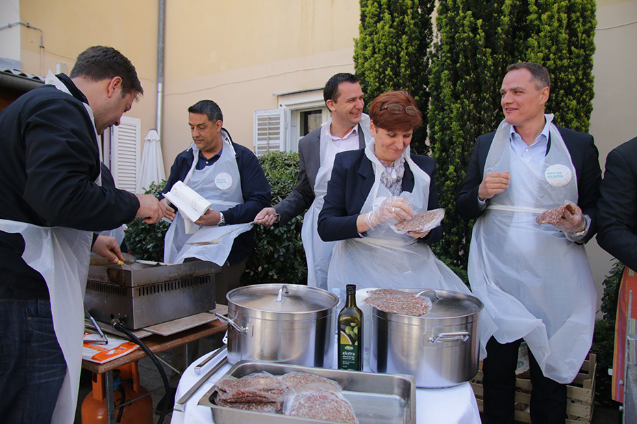 “Hrvatska volontira”: Roštiljada u Domu sv. Frane